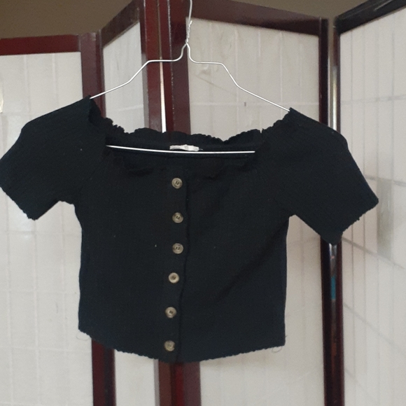 Over the shoulder, stretch, button up crop top 🖤 - Picture 2 of 6